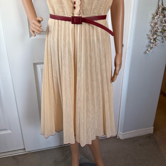 VINTAGE adorable cream midi dress with red piping and belt S M pleated V neck - Picture 3 of 14